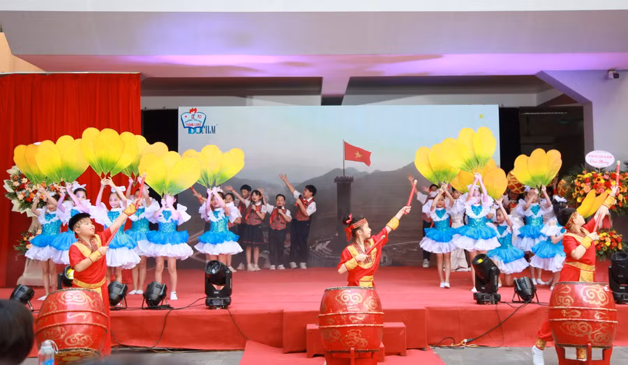 Tiết mục biểu diễn của học sinh Trường Tiểu học Thăng Long.