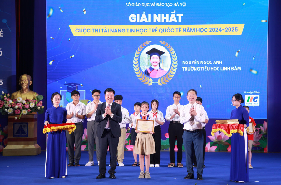 Ban tổ chức trao giải Nhất cho các thí sinh. img-0334.jpg