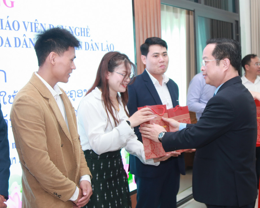 Giám đốc Sở GD&ĐT Hà Nội Trần Thế Cương trao quà cho các học viên. img-0330.jpg