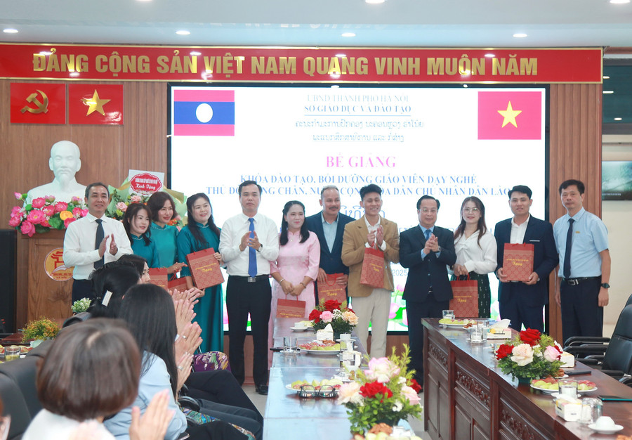 Giám đốc Sở GD&ĐT Hà Nội Trần Thế Cương, Phó Giám đốc Sở GD&ĐT Hà Nội Nguyễn Hồng Dân trao quà cho các học viên. img-0334.jpg