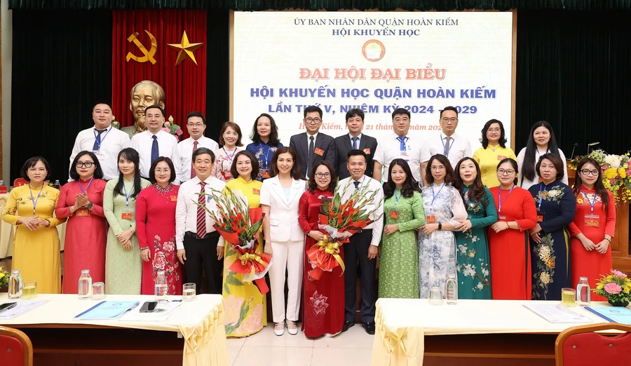 Ban chấp hành Hội khuyến học quận Hoàn Kiếm khóa mới ra mắt Đại hội.