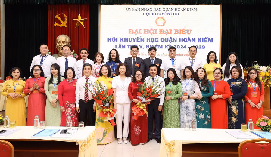 Ban chấp hành Hội khuyến học quận Hoàn Kiếm khóa mới ra mắt Đại hội.