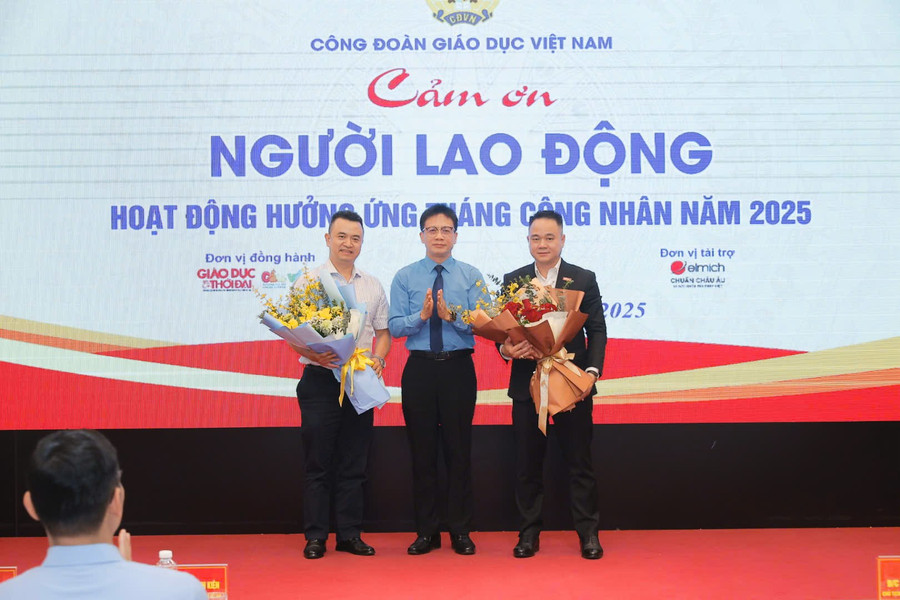 Ban tổ chức tặng hoa tri ân đơn vị tài trợ và đơn vị đồng hành. tang-qua-1.jpg
