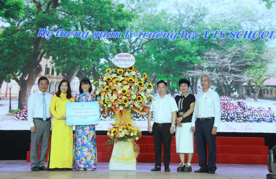 Ban đại diện Hội Cha mẹ học sinh khóa 115 trao tặng nhà trường bộ phần mềm quản lý hệ thống trường học VTS School. img-0404.jpg