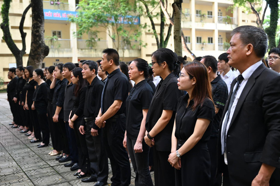 Thầy trò Trường THPT Nguyễn Gia Thiều xúc động tưởng nhớ cố Tổng bí thư Nguyễn Phú Trọng.