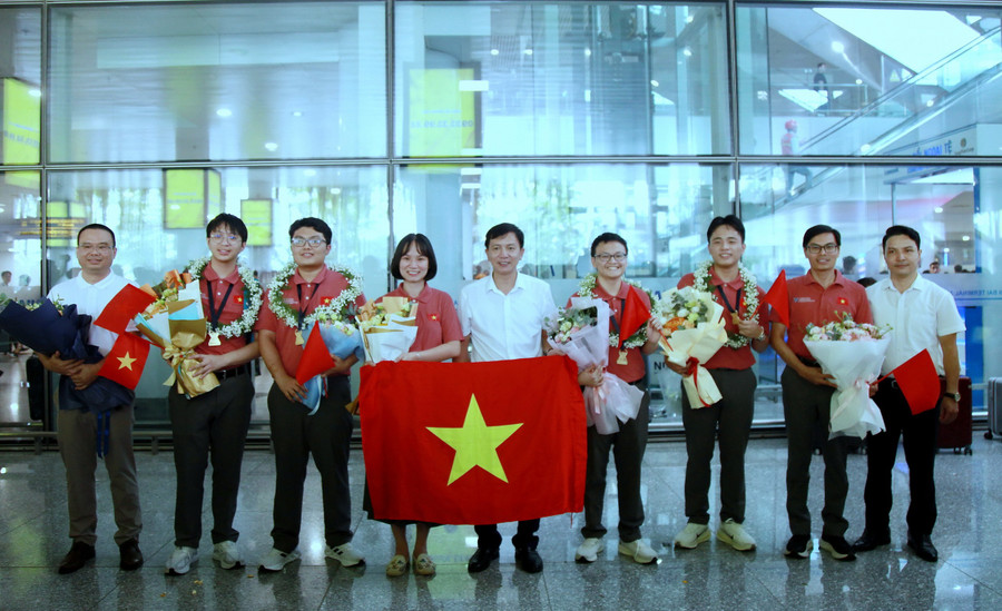 Bộ GD&ĐT đón đội tuyển Olympic Hóa học quốc tế về nước với thành tích xuất sắc