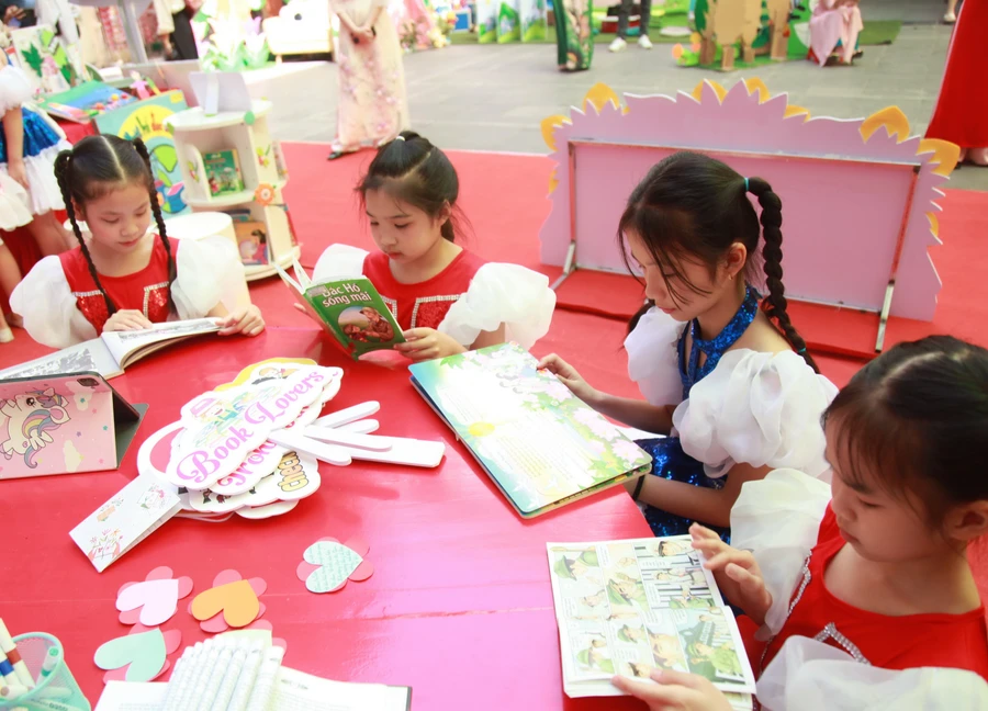 Học sinh quận Hoàn Kiếm tham gia ngày hội sách.