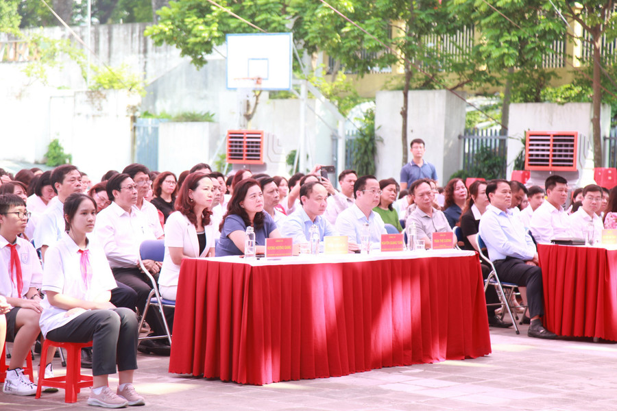 Các đại biểu và các em học sinh dự lễ phát động. img-0059.jpg