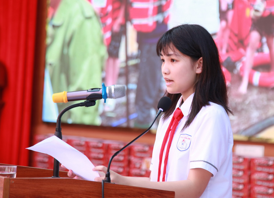 Đoàn Lữ Thụy Phương, học sinh lớp 8A11, Trường THCS Chu Văn An chia sẻ tại chương trình. img-0054.jpg