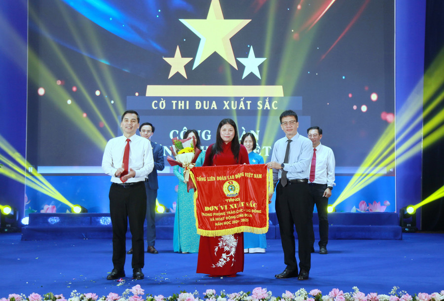 Công đoàn Trường THPT Việt Đức nhận cờ thi đua của Tổng Liên đoàn Lao động Việt Nam. img-1020.jpg