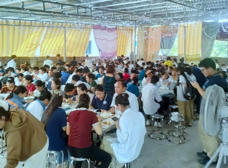 Hàng trăm phụ huynh, học sinh ăn trưa tại nhà dân gần điểm thi.