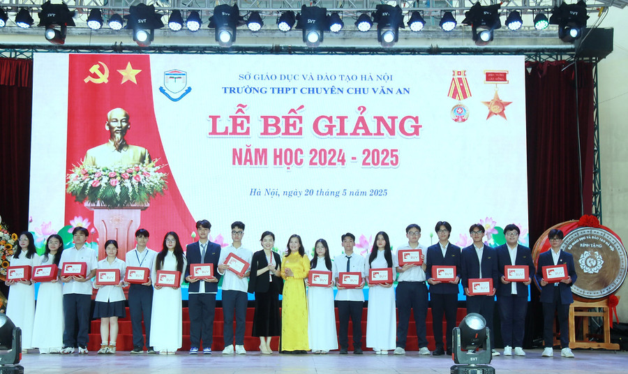 Ban Giám hiệu và đại diện Trường Đại học Anh Quốc Việt Nam trao học bổng cho các học sinh. img-0559.jpg
