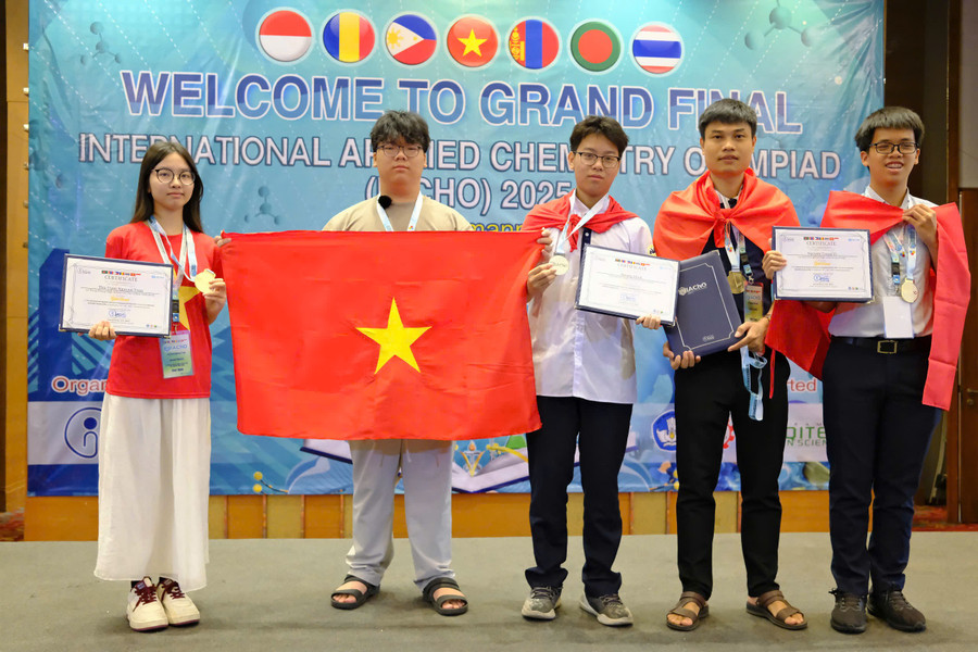 Các thí sinh Việt Nam trong lễ bế mạc và trao giải.