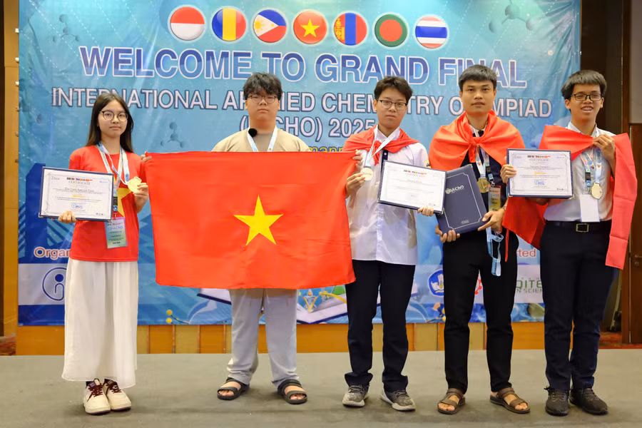 Các thí sinh Việt Nam trong lễ bế mạc và trao giải.