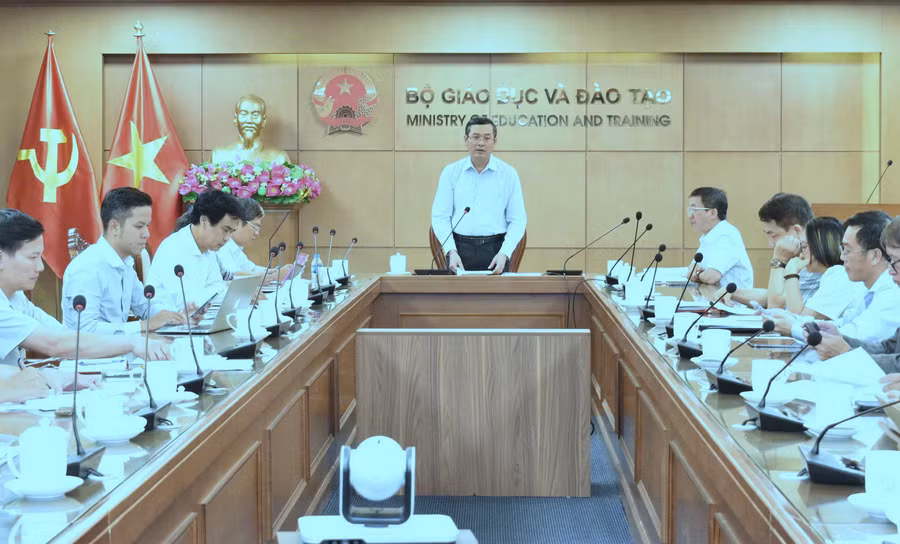 Thứ trưởng Bộ GD&ĐT Nguyễn Văn Phúc chủ trì cuộc họp.