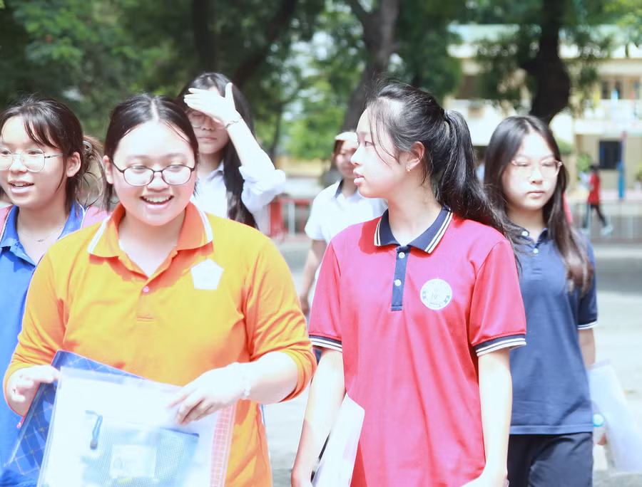 Thí sinh hoàn thành bài thi môn Toán sáng 8/6.