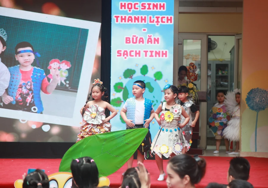 Học sinh trình diễn thời trang với thông điệp bảo vệ môi trường.