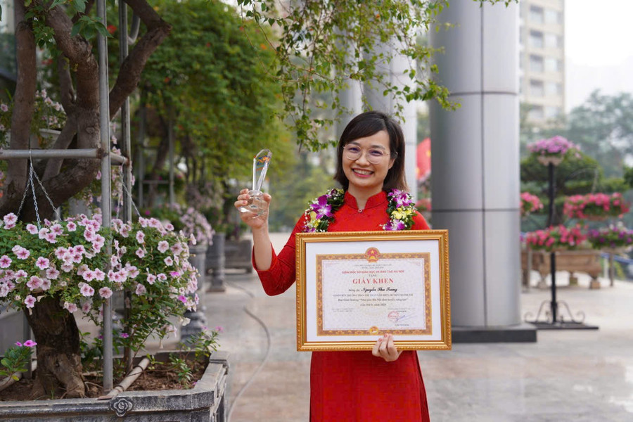Cô Nguyễn Thu Trang nhận giải thưởng Nhà giáo Hà Nội tâm huyết sáng tạo năm 2025. 490263520-1140720531401645-304936171550127911-n.jpg
