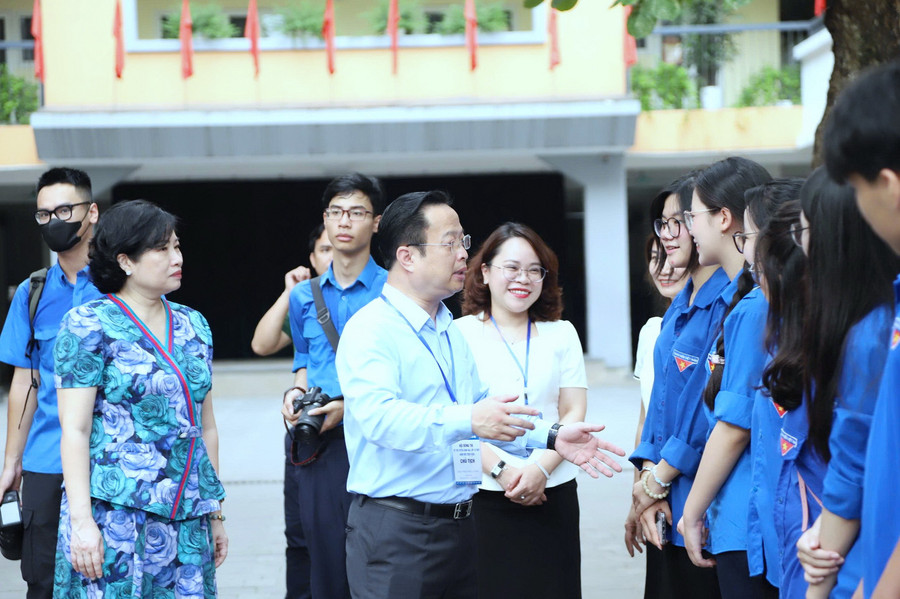 Giám đốc Sở GD&ĐT Hà Nội Trần Thế Cương động viên lực lượng hỗ trợ tại điểm thi. z6680193949550-b7d4f07cfe457bdf1ca4da3bcec65590.jpg