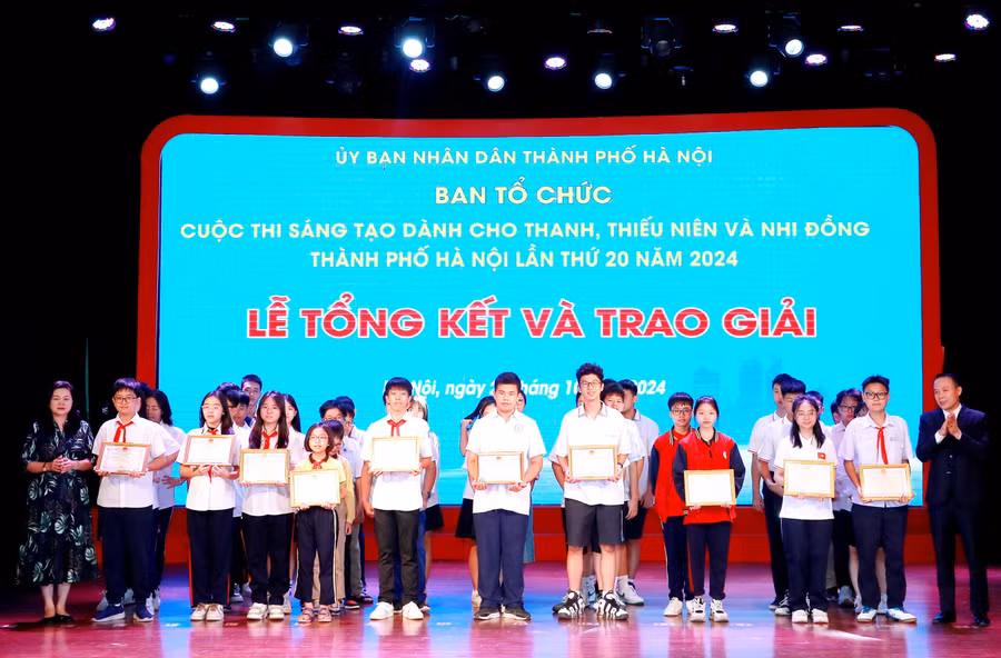 Ban tổ chức trao giải cho các thí sinh.