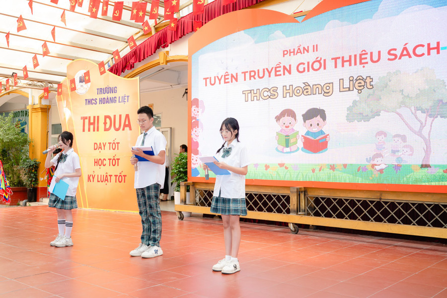 Các em học sinh tuyên truyền giới thiệu sách. bap-1824.jpg