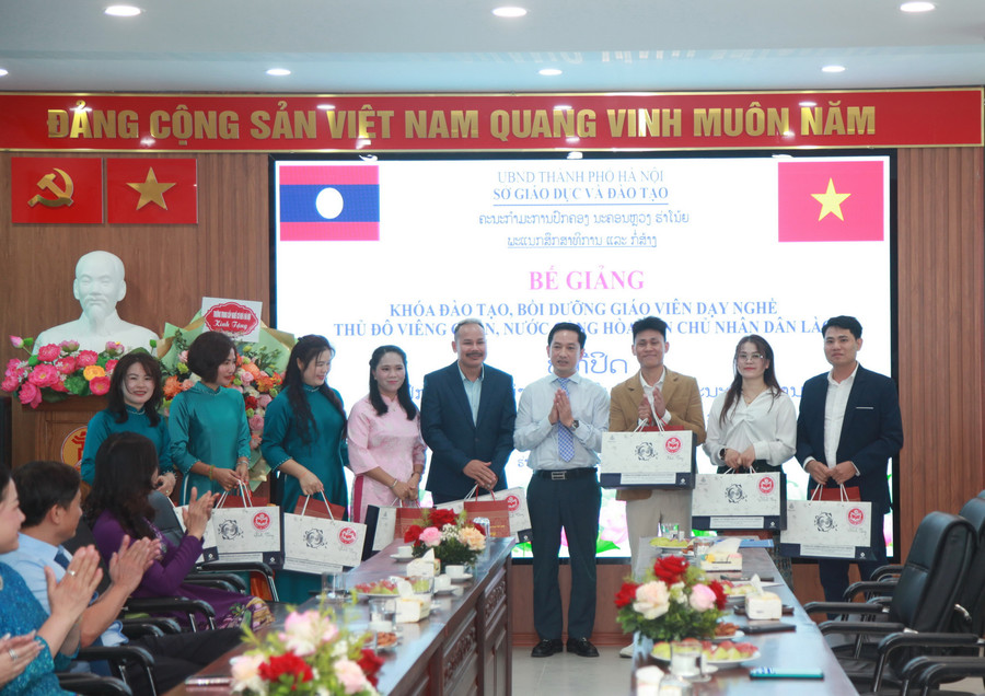 Trường Trung cấp Kinh tế - Kỹ thuật Bắc Thăng Long trao quà cho các học viên. img-0344.jpg