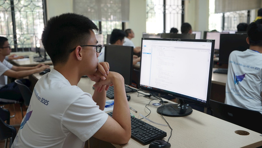 Các thí sinh tham dự cuộc thi. tri-tue.jpg