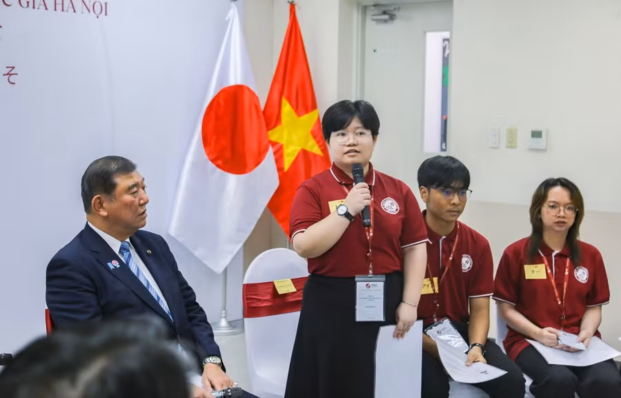 Thủ tướng Nhật Bản Ishiba Shigeru giao lưu với sinh viên Trường Đại học Việt Nhật.