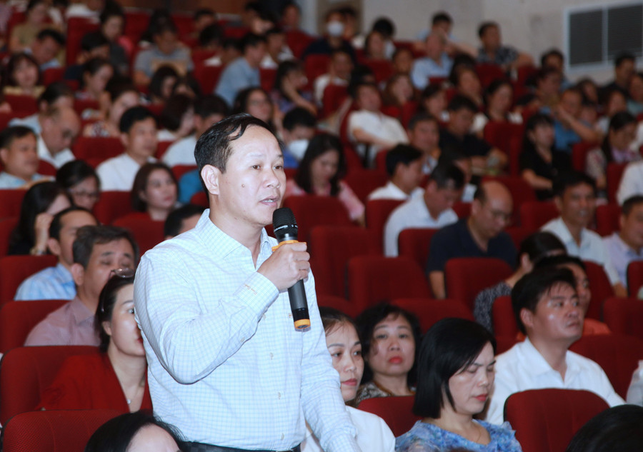Ông Cấn Văn Đa - Trưởng phòng GD&ĐT quận Hai Bà Trưng phát biểu tại hội nghị. img-0087.jpg
