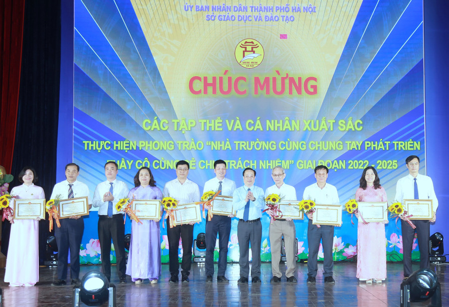 Giám đốc Sở GD&ĐT Hà Nội Trần Thế Cương, Phó Giám đốc Sở GD&ĐT Hà Nội Nguyễn Hồng Dân chúc mừng các cá nhân xuất sắc trong thực hiện phong trào. img-0653.jpg
