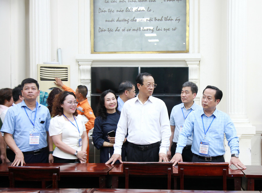 Thứ trưởng Phạm Ngọc Thưởng kiểm tra phòng làm việc của Hội đồng thi. img-0413.jpg