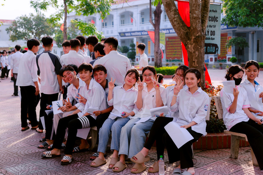 Niềm vui của thí sinh khi hoàn thành tốt bài thi. 504846326-1171988761397157-3294254024690702745-n.jpg