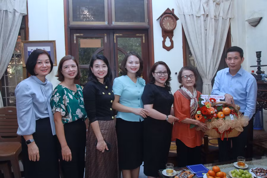 Ông Phạm Tuấn Long cùng lãnh đạo quận Hoàn Kiếm, hiệu trưởng Trường Tiểu học Thăng Long chúc mừng nhà giáo Bùi Thị Liên nhân ngày Nhà giáo Việt Nam.