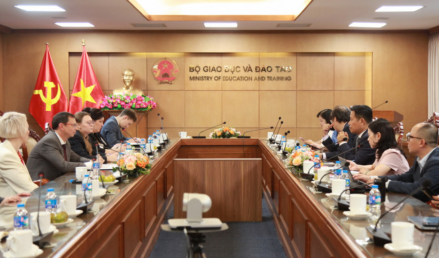 Quang cảnh buổi tiếp. img-0028.jpg