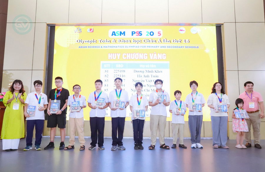 Các thí sinh nhận huy chương Vàng. dt4a9809.jpg