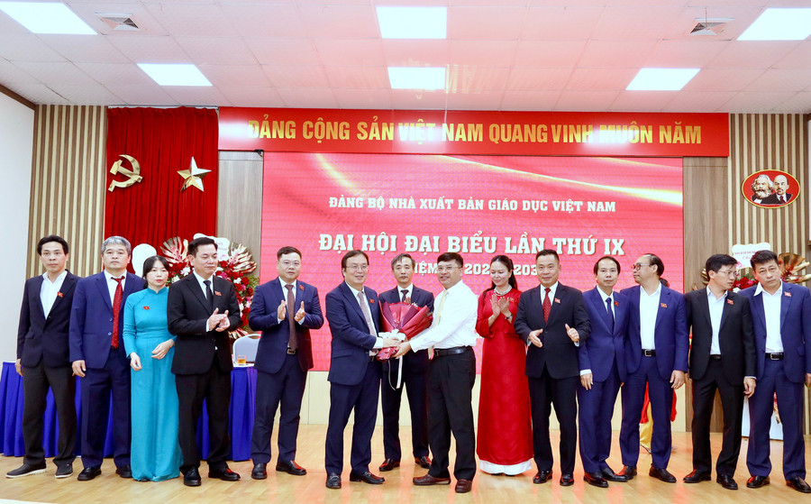 Đại diện Đảng ủy Bộ GD&ĐT tặng hoa chúc mừng Đại hội. img-7104.jpg