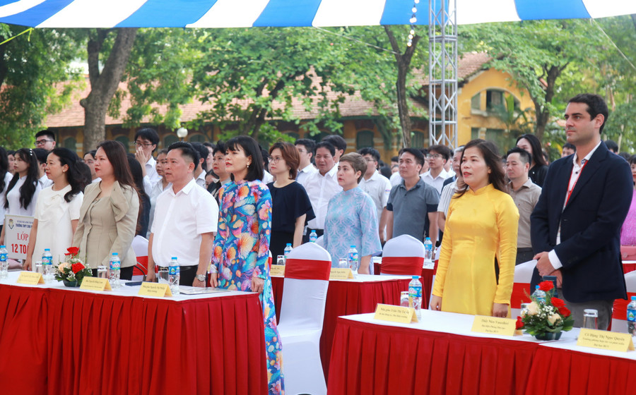 Các đại biểu thực hiện nghi thức chào cờ. img-0208.jpg