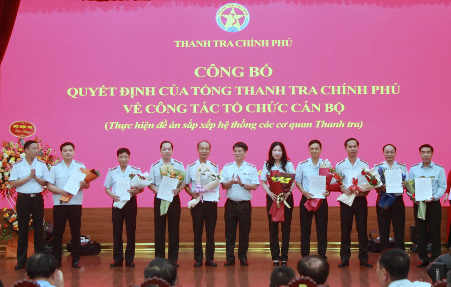 Phó Tổng Thanh tra Chính phủ Lê Sỹ Bảy trao quyết định và tặng hoa chúc mừng các đồng chí được tiếp nhận, điều động và bổ nhiệm. img-0026.jpg