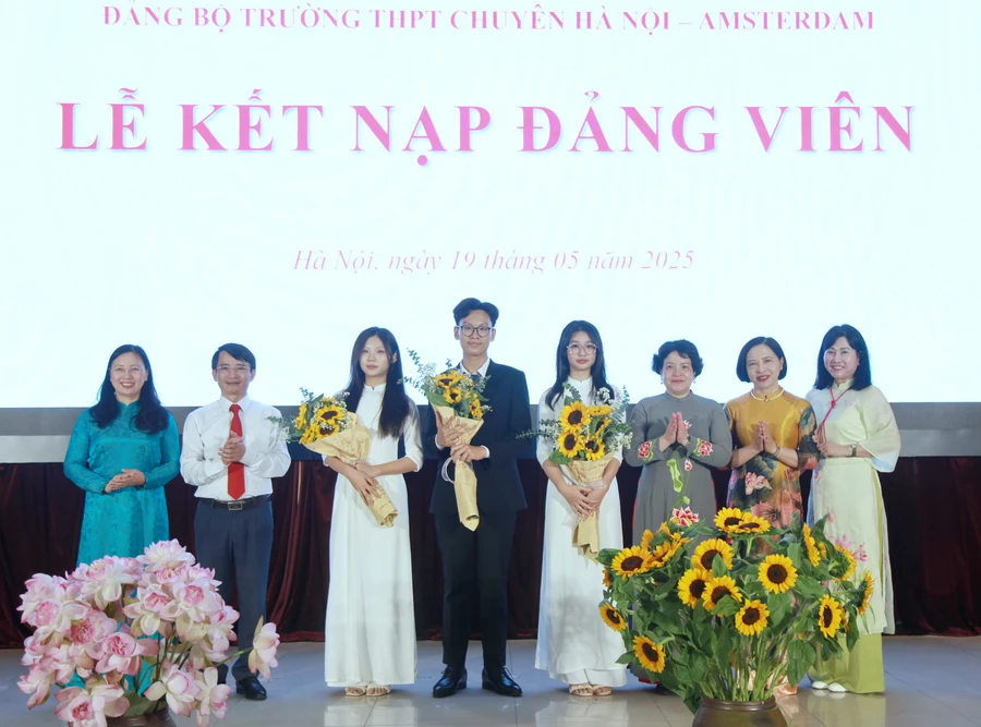 Đảng bộ Quận Cầu Giấy và Đảng bộ Trường THPT chuyên Hà Nội - Amsterdam chúc mừng các tân đảng viên.