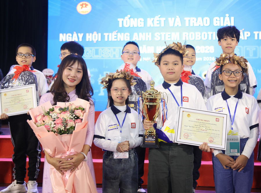 Cô trò Trường Tiểu học Nguyễn Trãi (phường Hà Đông) - đơn vị đoạt giải Xuất sắc của Ngày hội.