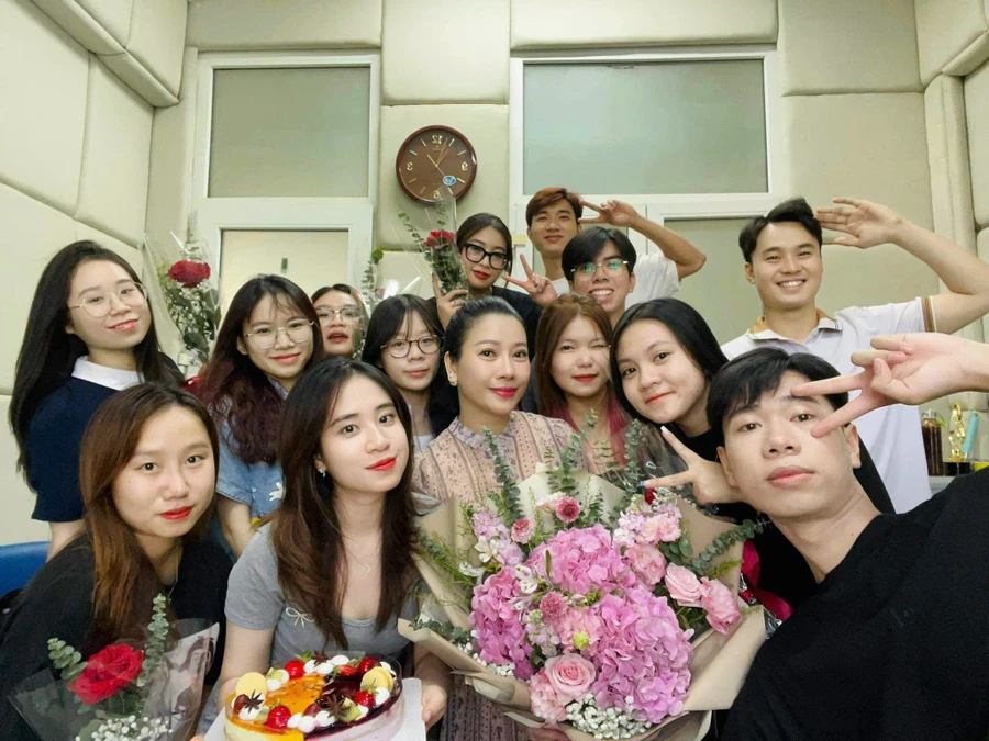 Nhà giáo, nghệ sĩ Lê Thị Kim Tuyến cùng học trò.