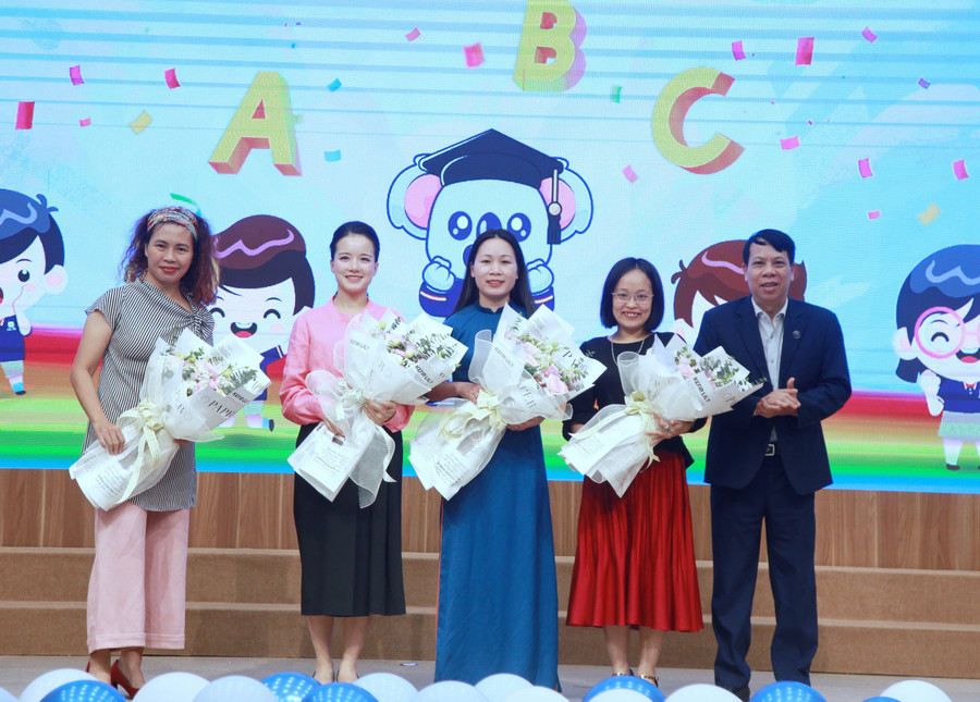 Ban tổ chức tặng hoa chúc mừng các thành viên Ban Giám khảo. img-0806.jpg