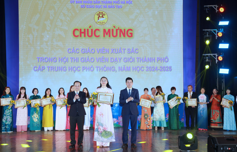 Giám đốc Sở GD&ĐT Hà Nội Trần Thế Cương, Phó Giám đốc Sở GD&ĐT Hà Nội Phạm Quốc Toản trao thưởng cho các giáo viên đoạt giải Nhất.