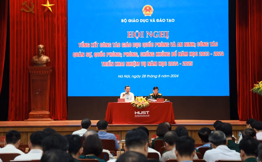 Thứ trưởng Bộ GD&ĐT Nguyễn Văn Phúc chủ trì hội nghị.