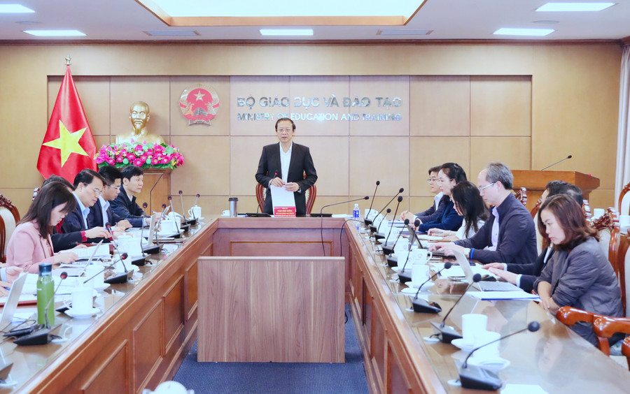 Thứ trưởng Thường trực Bộ GD&ĐT Phạm Ngọc Thưởng chủ trì hội nghị.