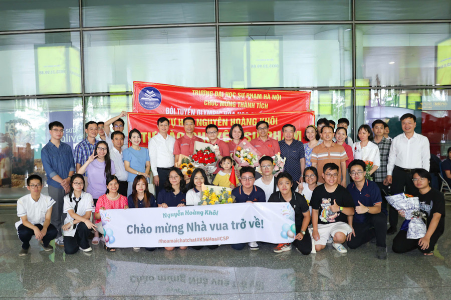 Thầy cô và bạn bè chúc mừng thành tích của Nguyễn Hoàng Khôi. z6807584563904-5764304feedee68432143ee2da12265e.jpg
