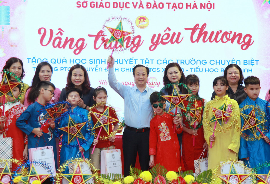 Lãnh đạo Sở GD&ĐT Hà Nội cùng các thầy cô giáo, phụ huynh vui Tết Trung thu với các học sinh "đặc biệt".