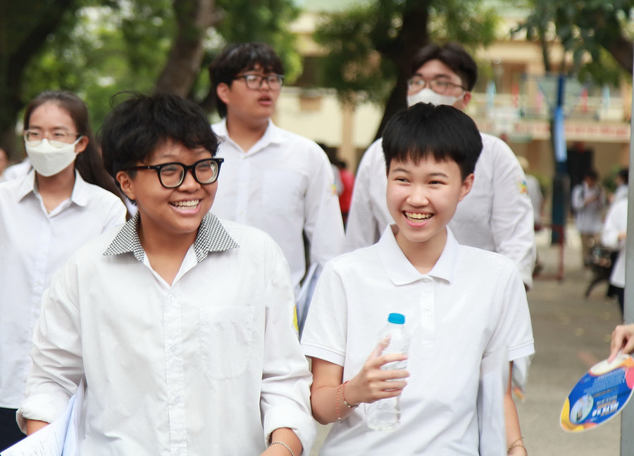 Thí sinh rời phòng thi trong tâm trạng phấn khởi. img-0182.jpg