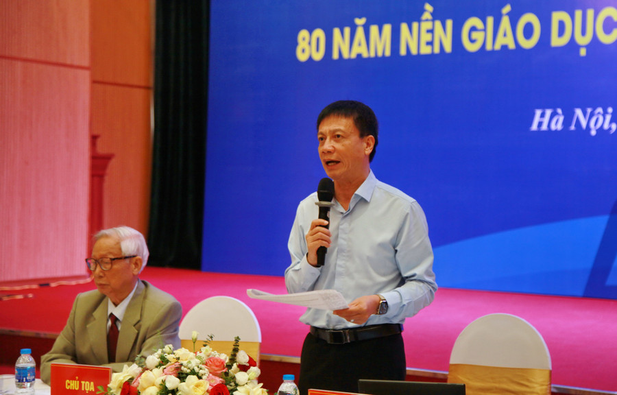Chủ tịch Công đoàn Giáo dục Việt Nam Nguyễn Ngọc Ân điều hành phiên thảo luận. img-0190.jpg