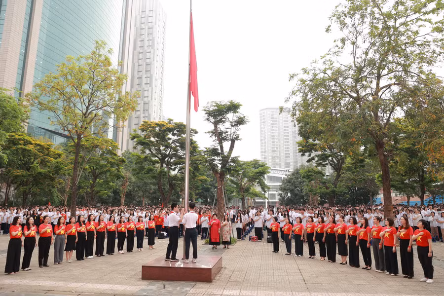 Thầy trò trường THPT chuyên Hà Nội - Amsterdam trong lễ chào cờ "đặc biệt".